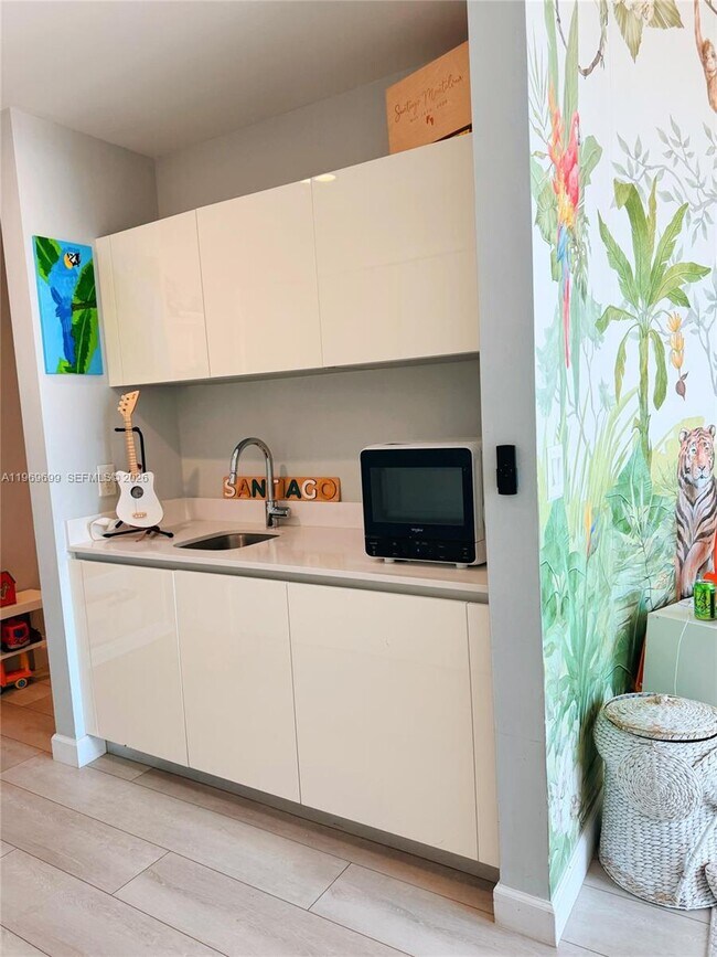 Building Photo - 851 NE 1st Ave