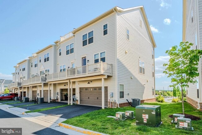 Building Photo - 813 Sawback Sq NE