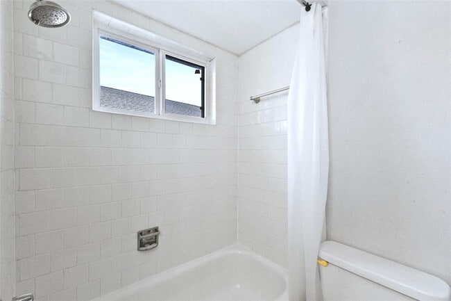 Building Photo - 826 Seacliff Dr