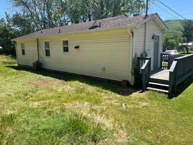Building Photo - 2 BR 1 BA House in Buchanan VA