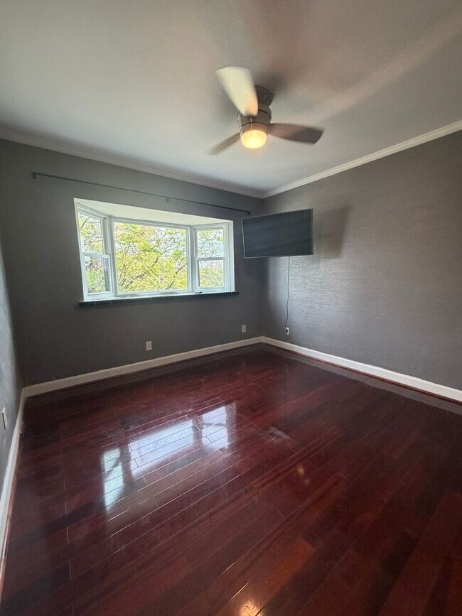 Building Photo - 11th Place Condominiums Unit #3010 Available for NOW!  $2100 per month.