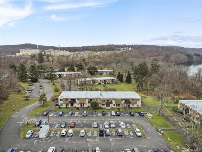 Building Photo - 305 Vista on the Lake