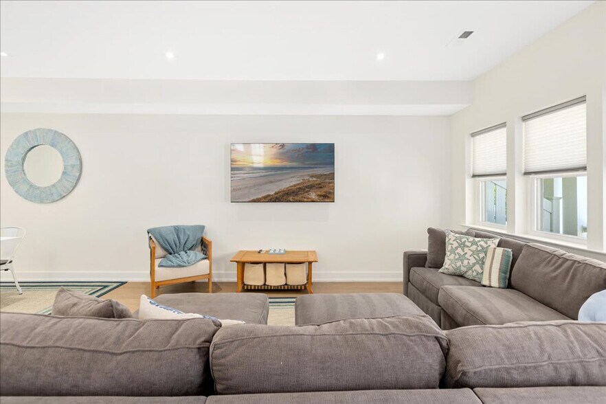 Building Photo - 1 N Austin Ave