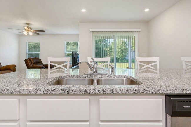 Building Photo - Charming 4-Bed Home in Quiet DeFuniak Spri...
