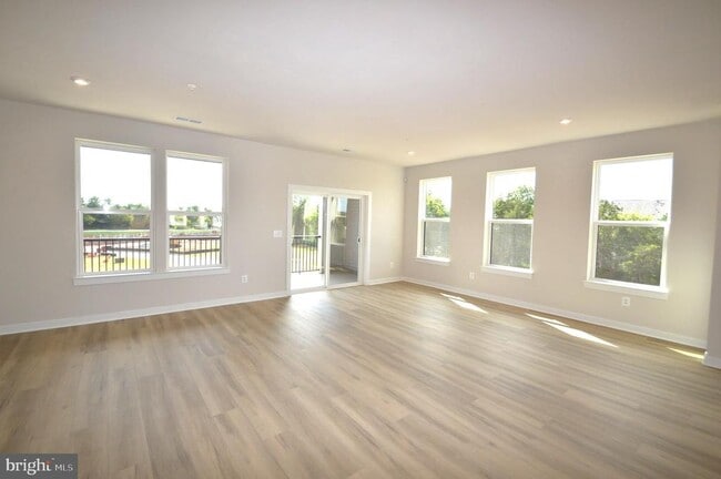 Building Photo - 43795 Middleway Ter
