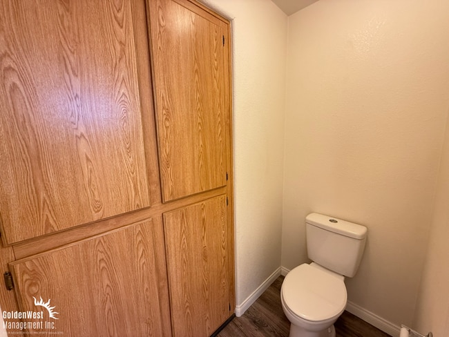 Building Photo - Beautifully Maintained 2Bdm 2Ba Two-story ...