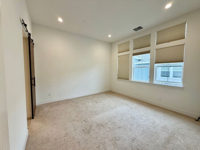 Building Photo - 37316 Suncrest St