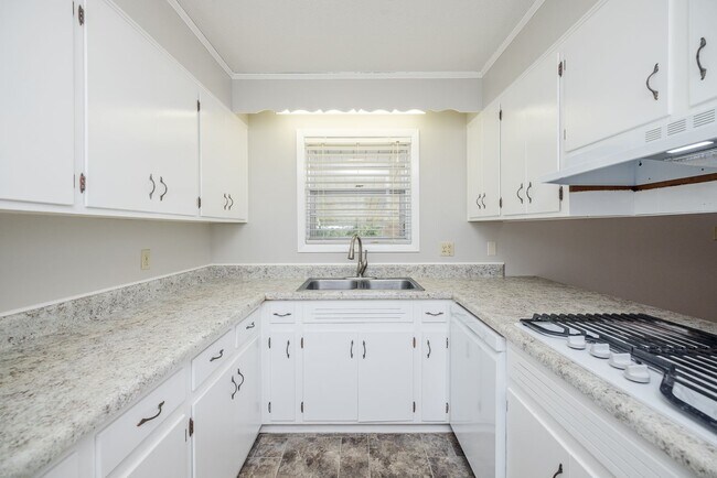 Building Photo - 240 Maywood Dr