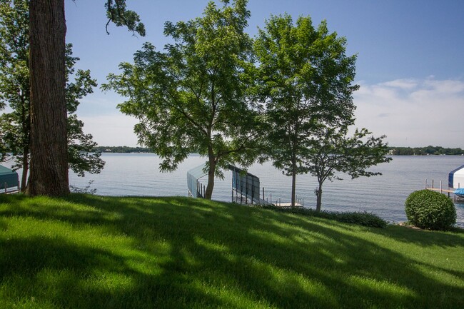 Building Photo - Stunning Lakefront Estate in Wayzata!