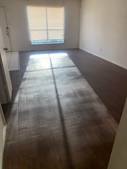 Living - 15536 Weldon Dr