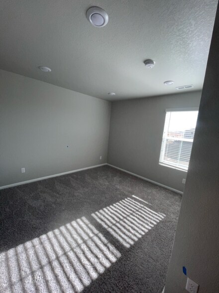 Building Photo - 817 Morning Glory Rd