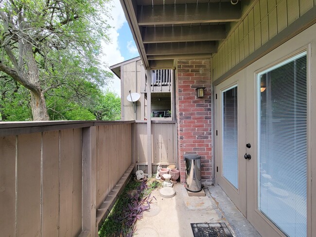 Building Photo - This corner unit is great because being on the end unit is more private and there are no condo's ...