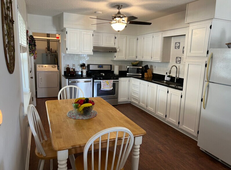 Building Photo - 451 Marion Ave