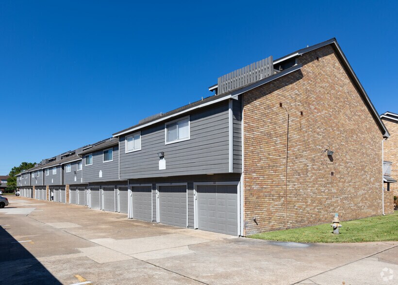Primary Photo - Willow Run Townhomes