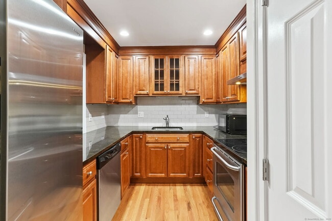 Building Photo - 6 Silvermine Ave