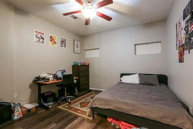 Building Photo - 910 W 25th St