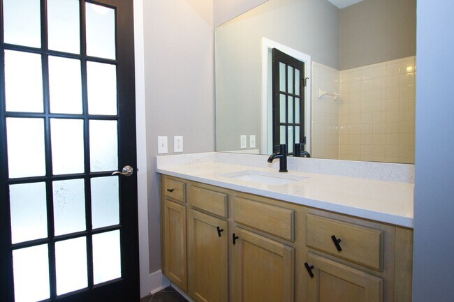 Building Photo - 1195MT