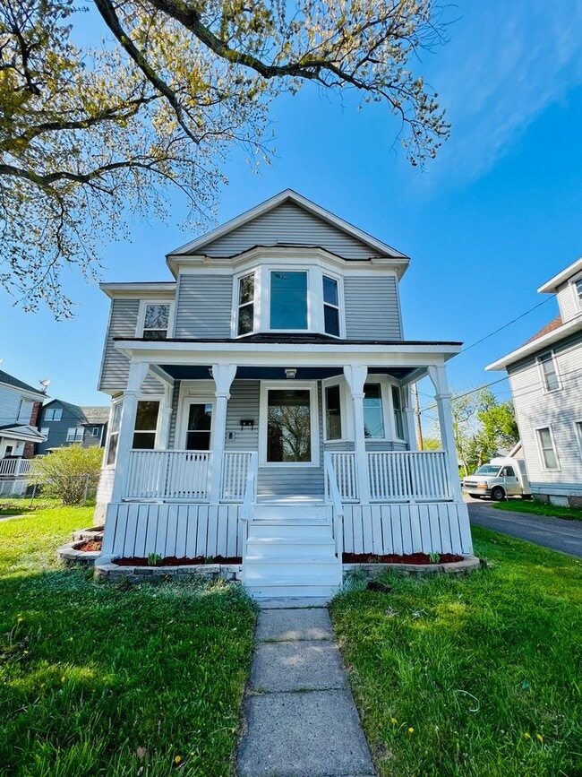 Building Photo - AVAILABLE JUNE - 4 Bed 1.5 Bath Home in Superior