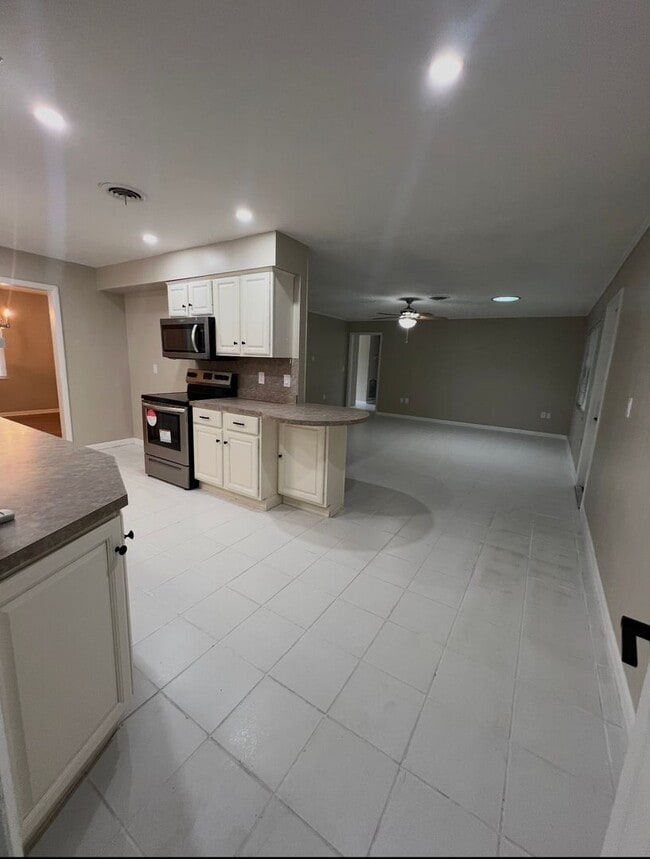 Building Photo - Charming 4 bedroom South Lakeland home with Mother-In-Law Suite!