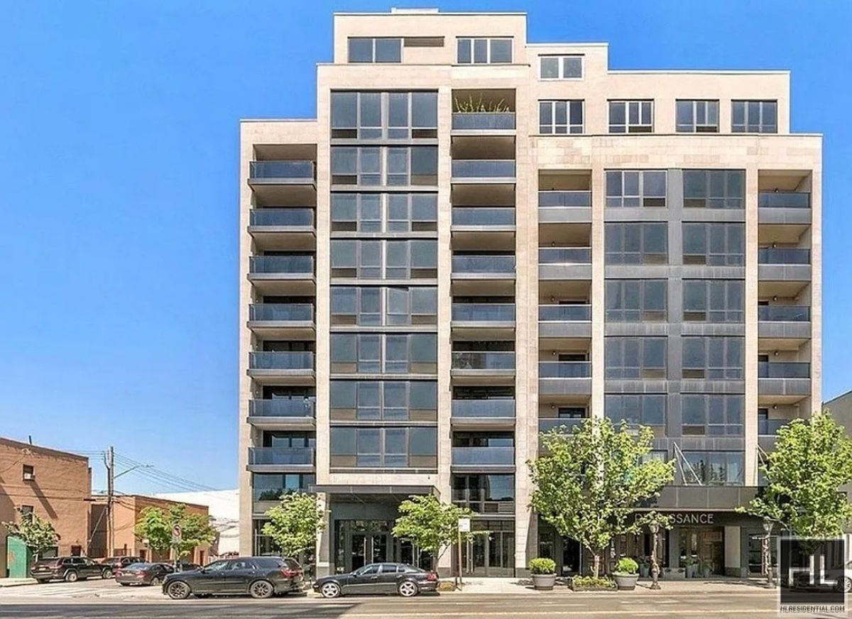 Building Photo - Stunning rent stabilized 1 bedroom with private balcony, onsite laundry, gym & roof deck