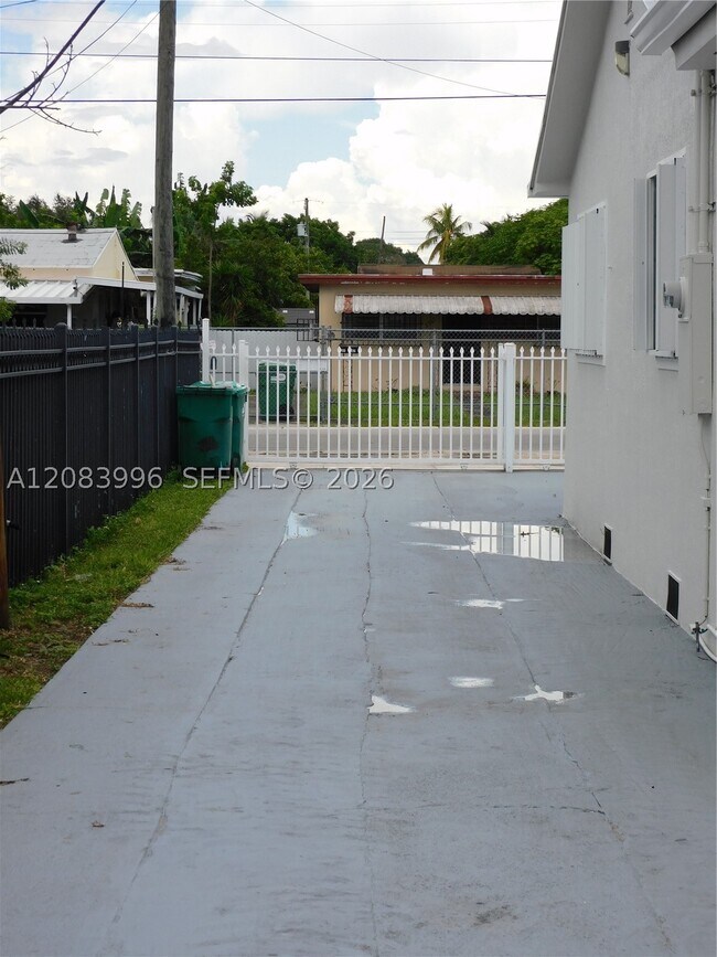 Building Photo - 2754 NW 26th St