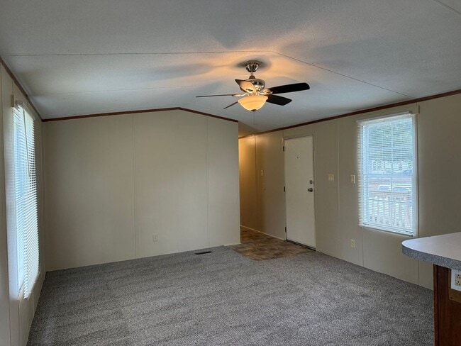 Building Photo - 3 bedroom, 2 bath Mobile Home