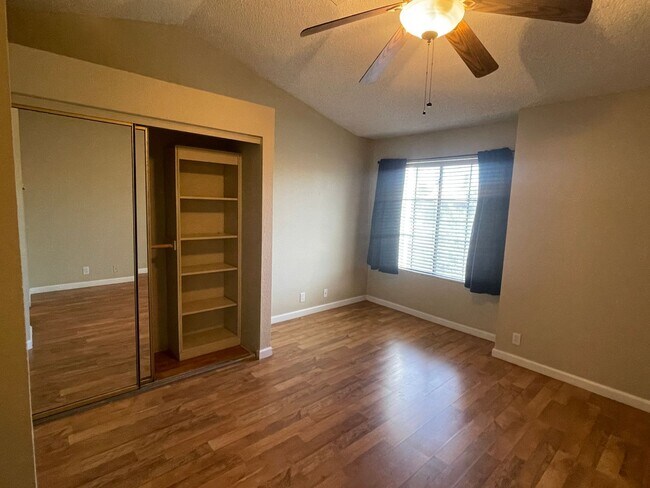 Building Photo - Stylish 2-Bed Townhome with Loft & Dual Pr...