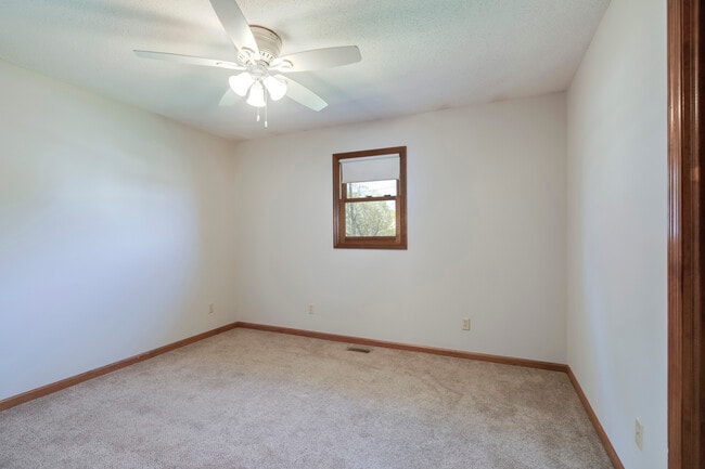 Building Photo - 702 W 6th Ave