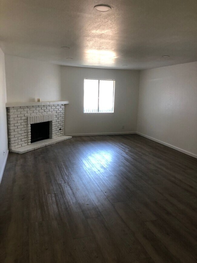 Building Photo - 1300A