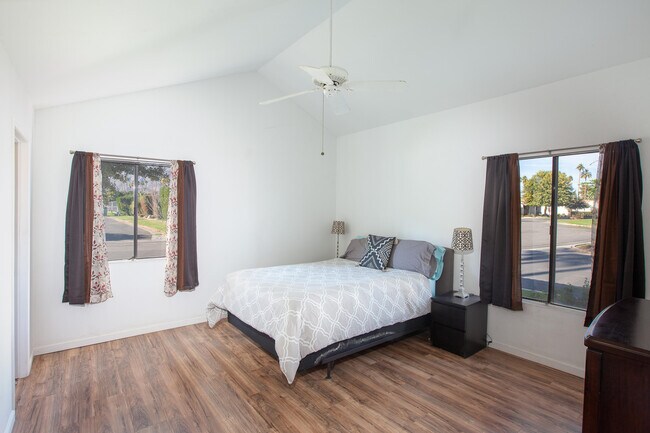Building Photo - 2350 E Miramonte Cir
