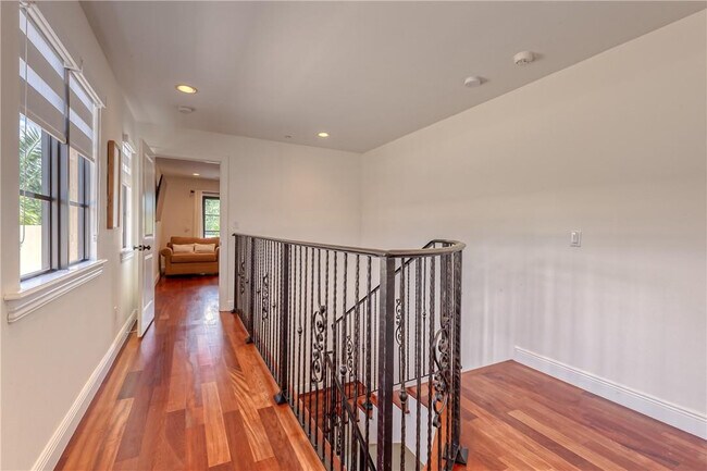 Building Photo - 1206 NE 1st St