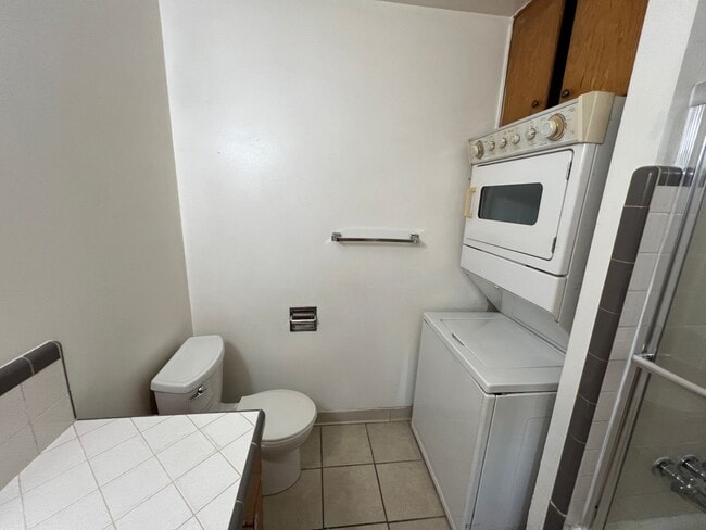 Building Photo - Single story one bedroom unit with covered carport!