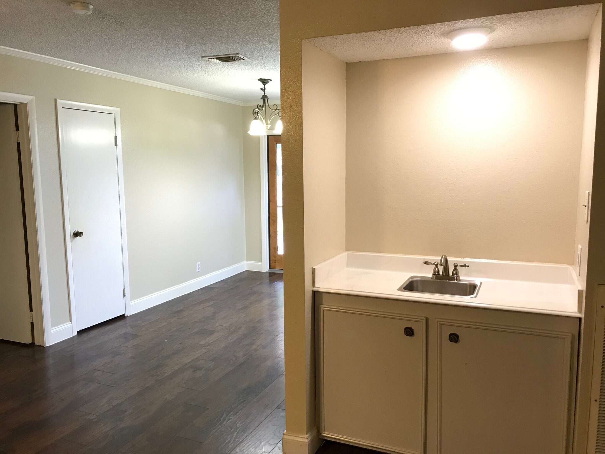 Building Photo - 706 Garden Walk Dr