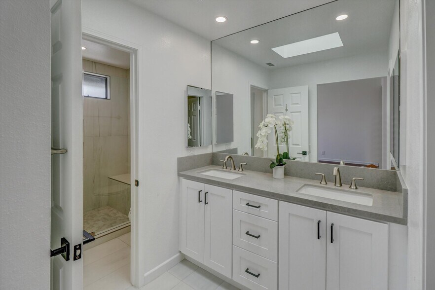 Building Photo - 2191 Canyon Dr