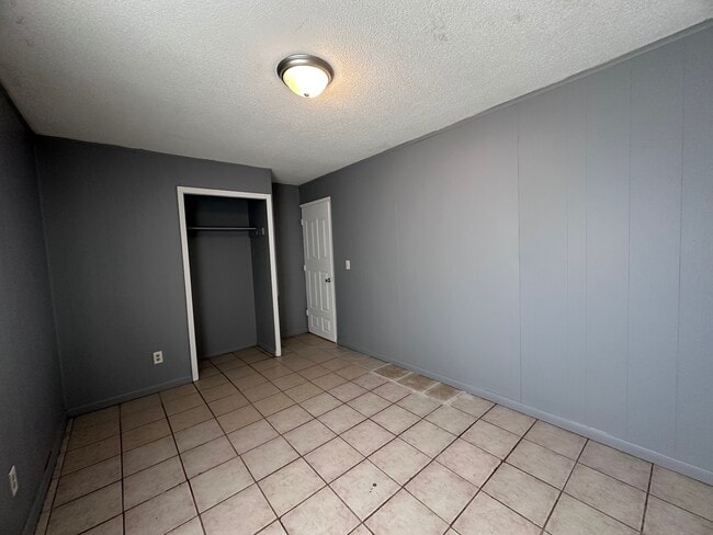 Building Photo - 1001 Shasta-