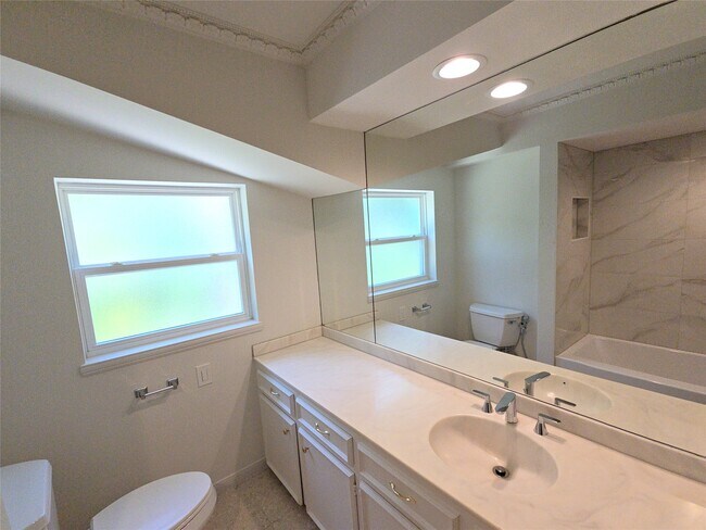 Building Photo - 9731 Briar Forest Dr