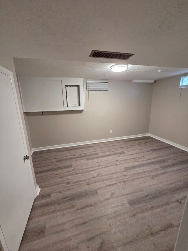 Building Photo - 3 bed, 2 bath, 1 car garage with finished basement, fenced back, newly remodeled