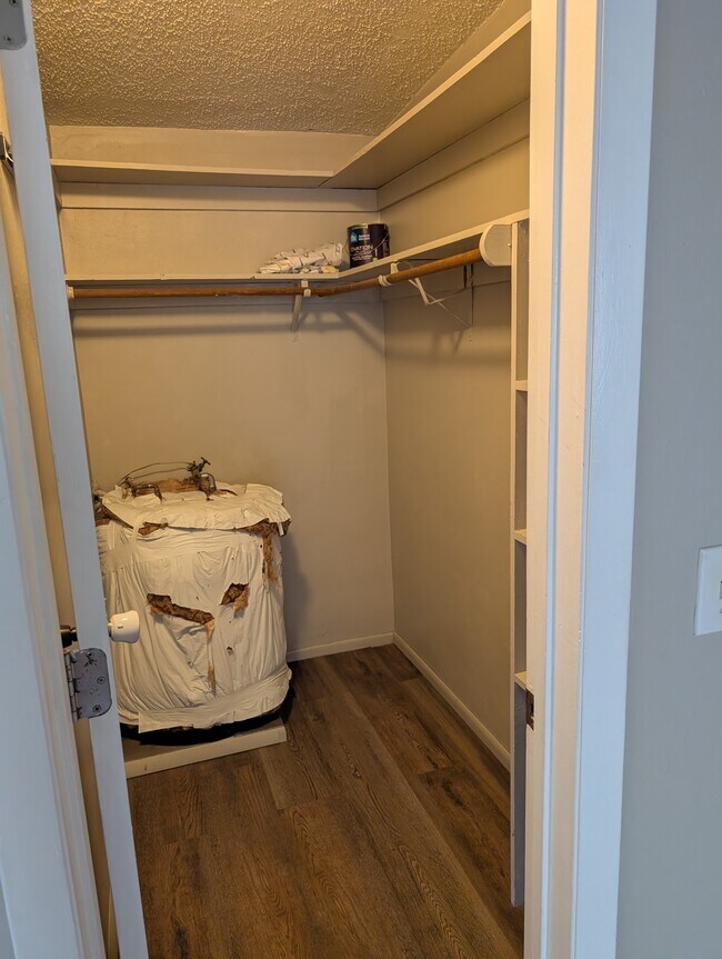 Walking Closet - 6751 Carnelian Ave