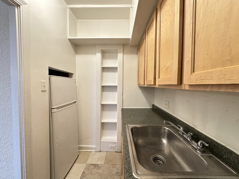 Building Photo - 562 W Arlington Pl