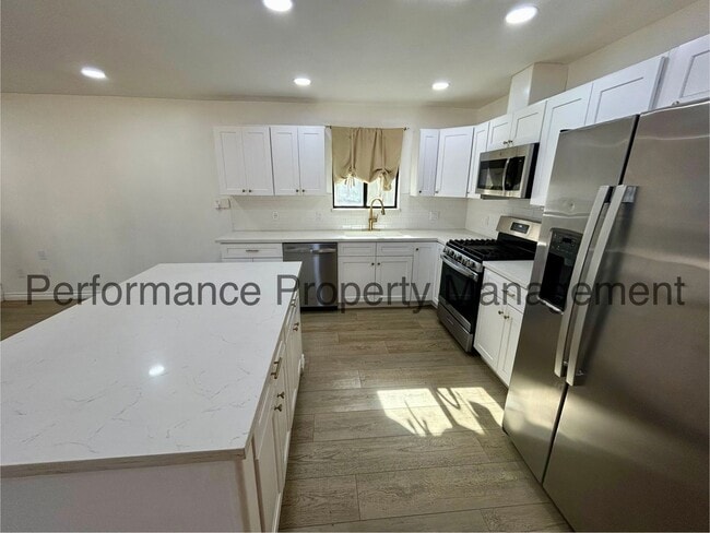 Building Photo - Stunning 3 Bed/2 Bath NW Bakersfield Home ...
