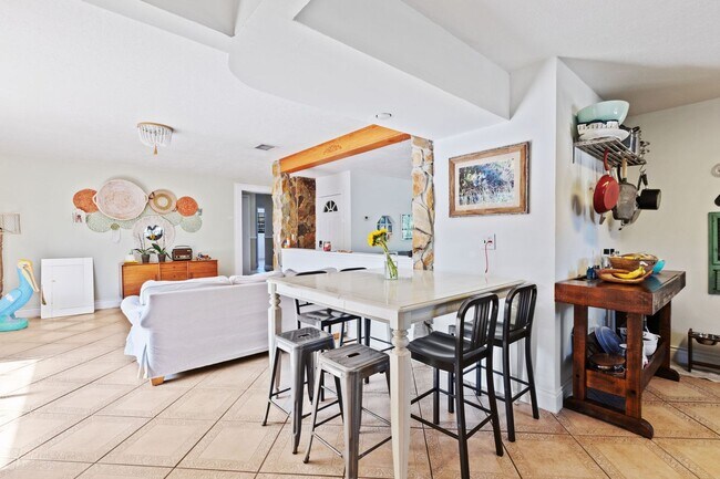 Building Photo - Beautiful Rustic Contemporary Duplex in Cu...