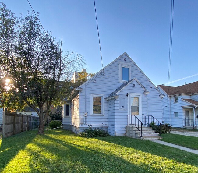 Building Photo - 19 7th Ave NE