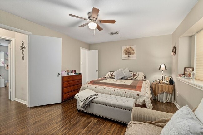 Building Photo - 8300 Oakhaven Rd