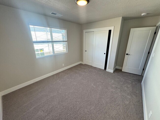 Building Photo - Coral Canyon 4-Bedroom End-Unit Townhome! Brand New!!