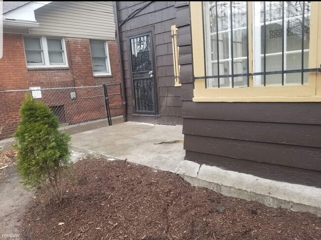 Building Photo - 3 br, 1.5 bath House - Russell Woods