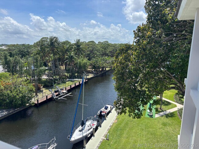 Building Photo - 900 River Reach Dr