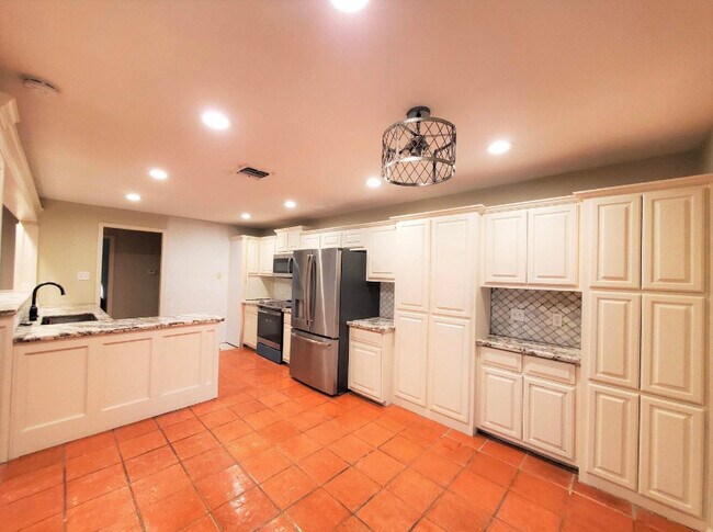 Building Photo - 21 Larkwood Ln