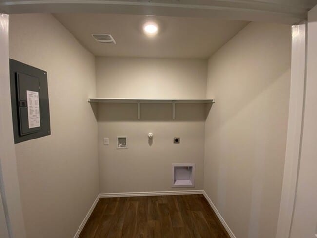 Building Photo - NEWER ONE STORY | 3 BEDROOM | 2 BATH | WHI...