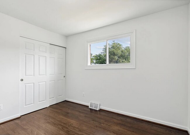 Building Photo - 5522 Lanham Way