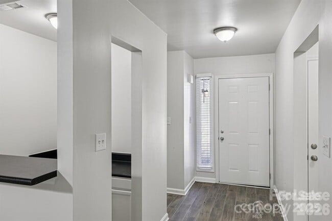 Building Photo - 7030 Huntsmaster Dr